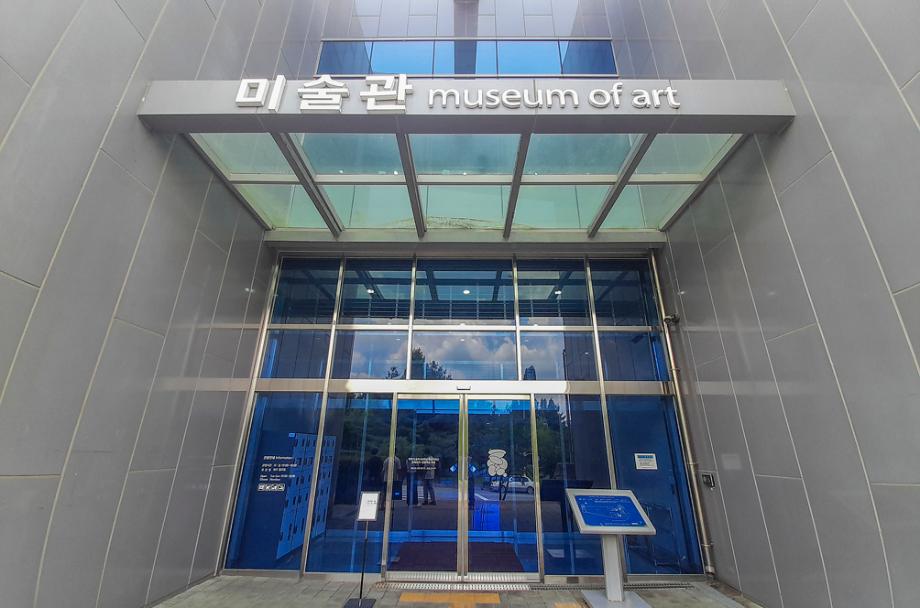 시 승격 60주년 특별기획전이 열리고 있는 천안시립미술관