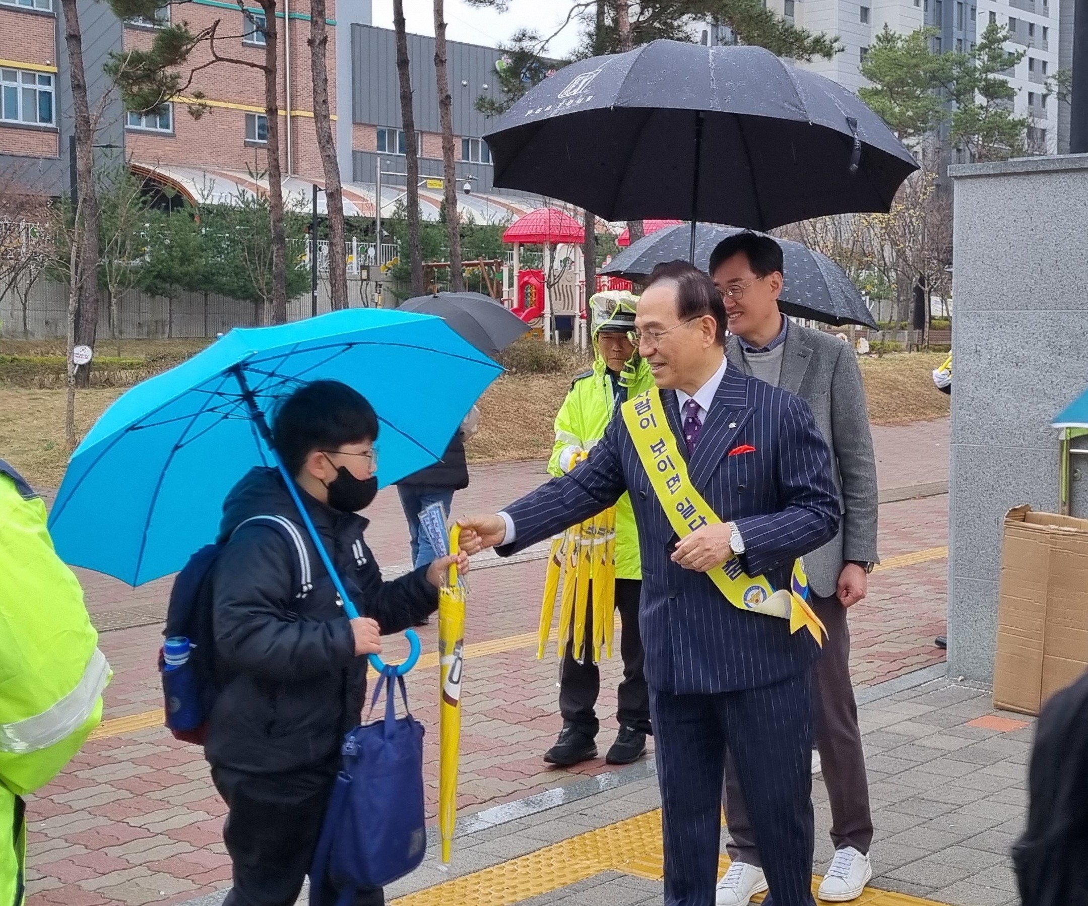 천안시가 28일 천안가람초등학교 등굣길 주변에서 서북경찰서, 천안교육지원청, 교통봉사단체 등과 함께
스쿨존 교통안전 캠페인을 진행하고 있다.